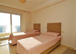 Большая двухуровневая квартира с видом на море в Махмутларе