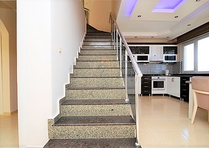 Большая двухуровневая квартира с видом на море в Махмутларе