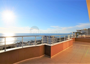 Большая двухуровневая квартира с видом на море в Махмутларе