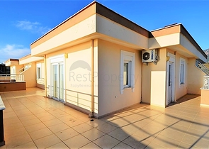 Большая двухуровневая квартира с видом на море в Махмутларе