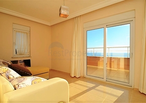 Большая двухуровневая квартира с видом на море в Махмутларе