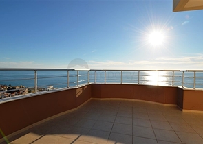 Большая двухуровневая квартира с видом на море в Махмутларе