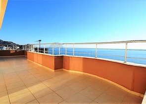 Большая двухуровневая квартира с видом на море в Махмутларе