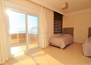 Большая двухуровневая квартира с видом на море в Махмутларе