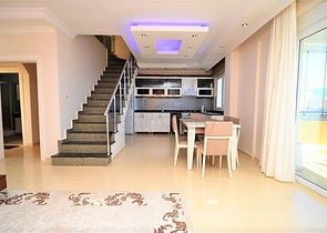 Большая двухуровневая квартира с видом на море в Махмутларе