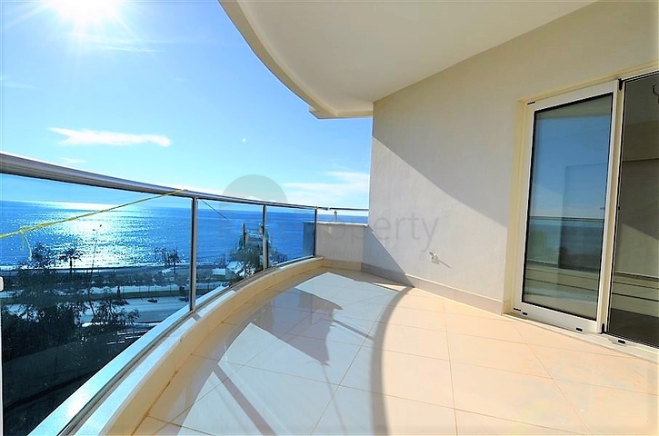 Квартира 2+1 с прямым видом на море в районе Махмутлар