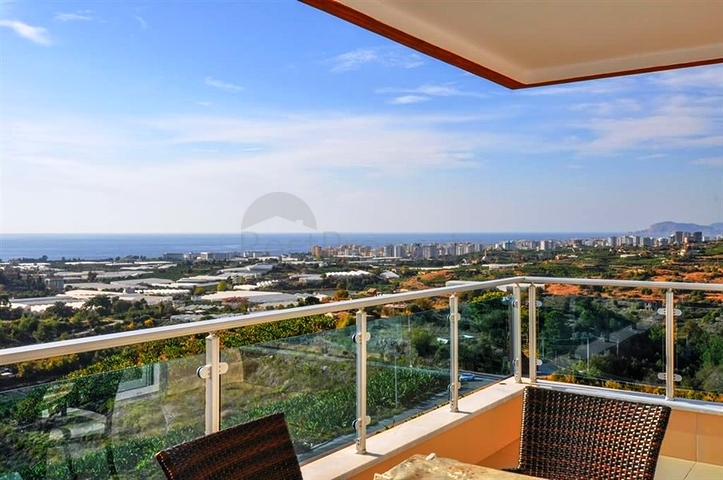 Меблированный пентхаус с панорамным видом на море