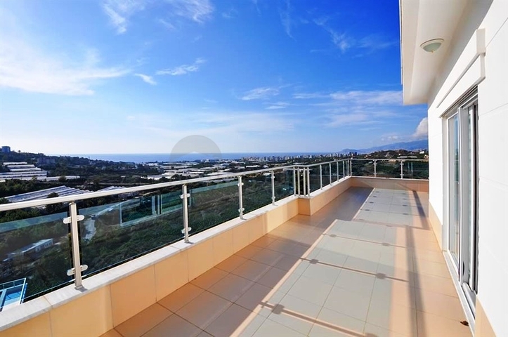 Меблированный пентхаус с панорамным видом на море