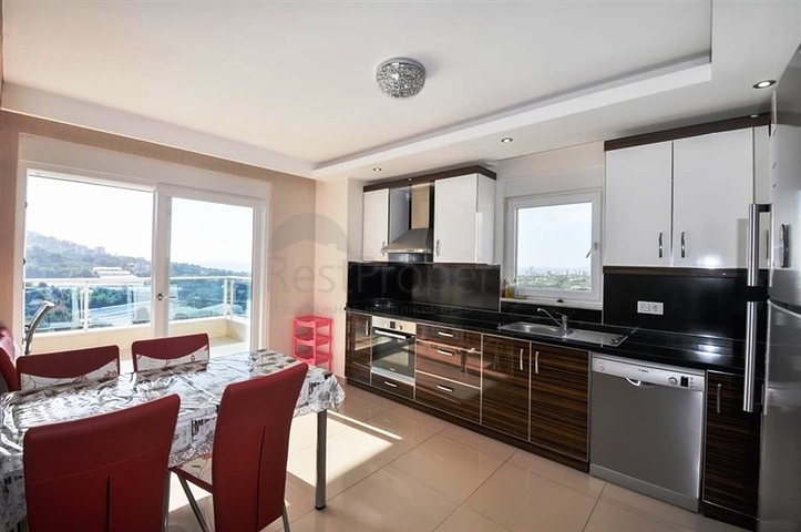 Меблированный пентхаус с панорамным видом на море