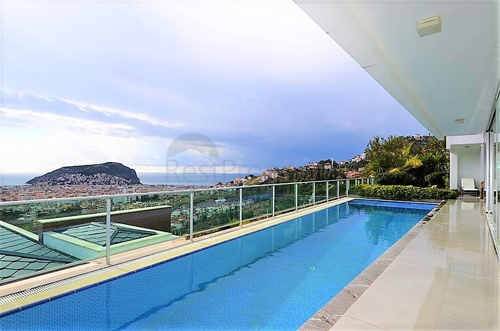 Вилла планировки 4+2 с видом на историческую крепость