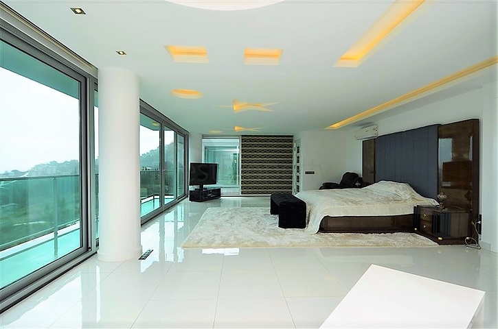 Вилла планировки 4+2 с видом на историческую крепость