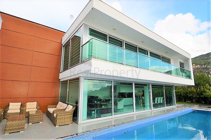 Вилла планировки 4+2 с видом на историческую крепость