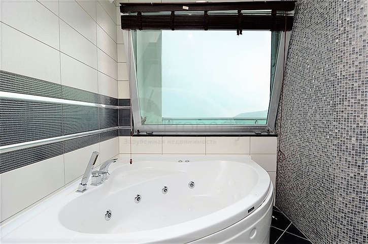 Вилла планировки 4+2 с видом на историческую крепость