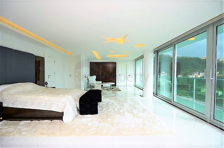 Вилла планировки 4+2 с видом на историческую крепость