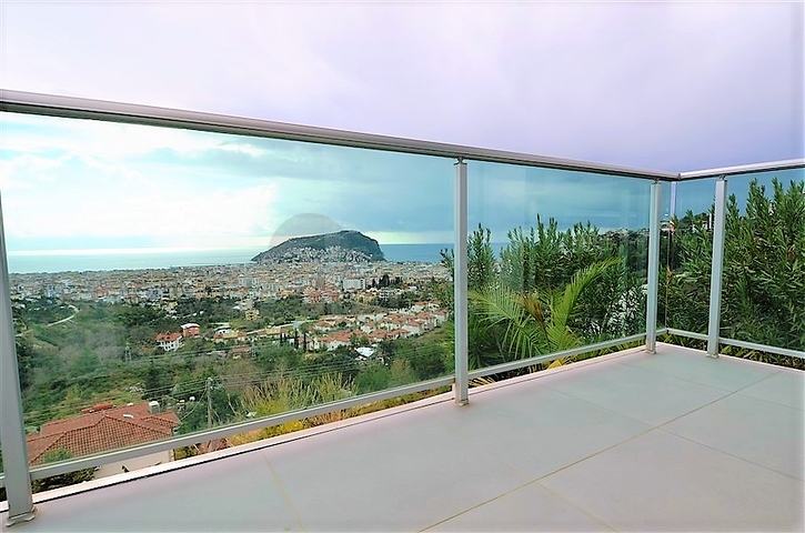 Вилла планировки 4+2 с видом на историческую крепость