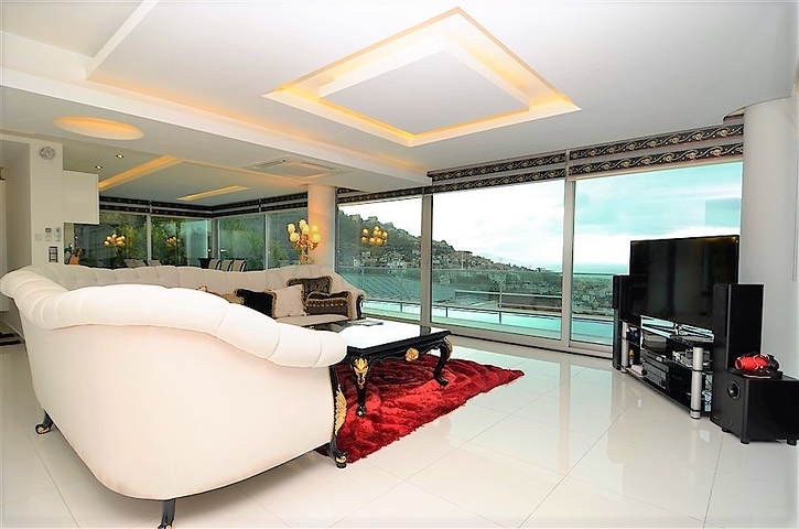 Вилла планировки 4+2 с видом на историческую крепость