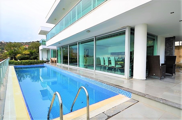 Вилла планировки 4+2 с видом на историческую крепость