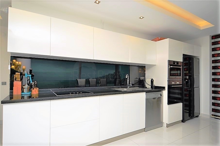 Вилла планировки 4+2 с видом на историческую крепость