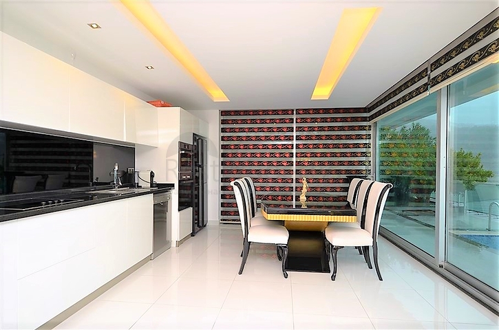 Вилла планировки 4+2 с видом на историческую крепость