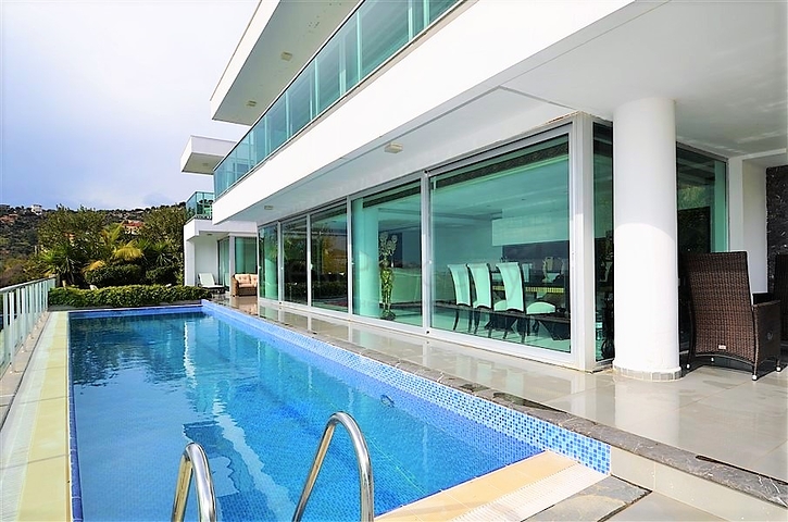 Вилла планировки 4+2 с видом на историческую крепость