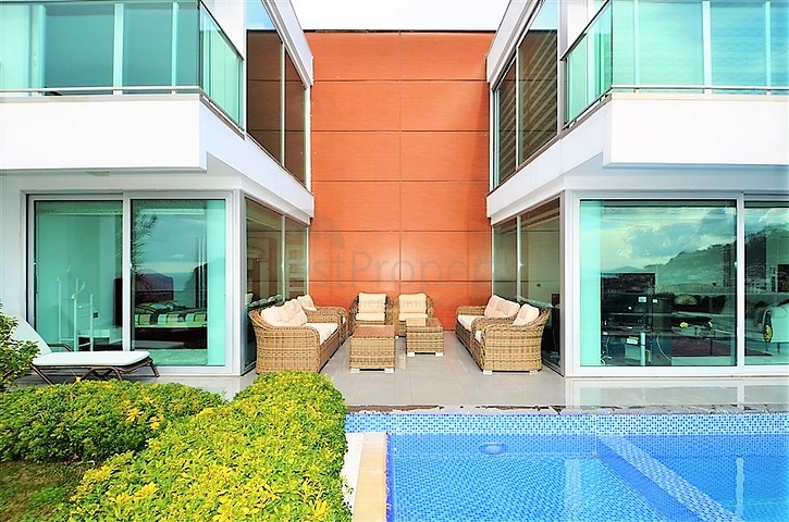 Вилла планировки 4+2 с видом на историческую крепость