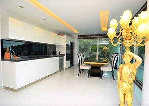 Вилла планировки 4+2 с видом на историческую крепость