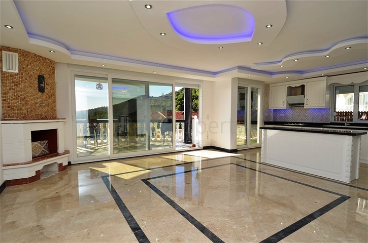 Двухэтажная вилла с видом на море в районе Тепе