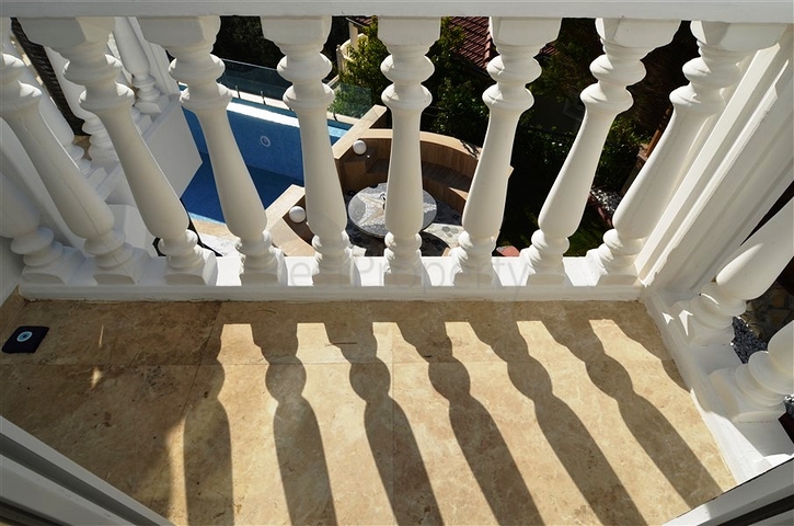 Двухэтажная вилла с видом на море в районе Тепе