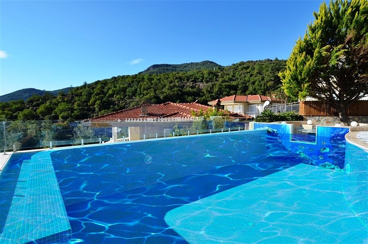 Двухэтажная вилла с видом на море в районе Тепе