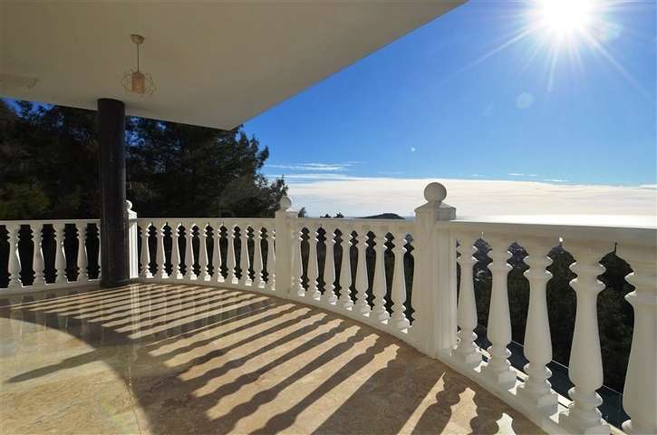 Двухэтажная вилла с видом на море в районе Тепе