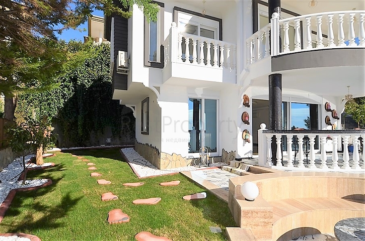 Двухэтажная вилла с видом на море в районе Тепе