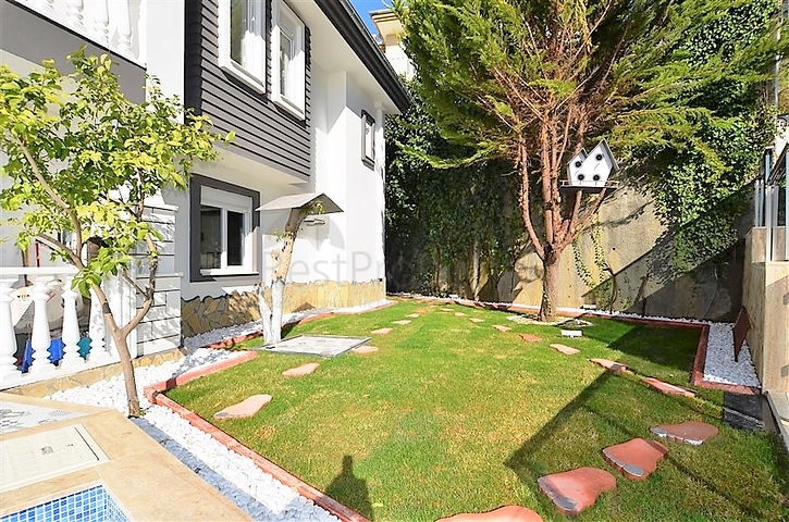 Двухэтажная вилла с видом на море в районе Тепе