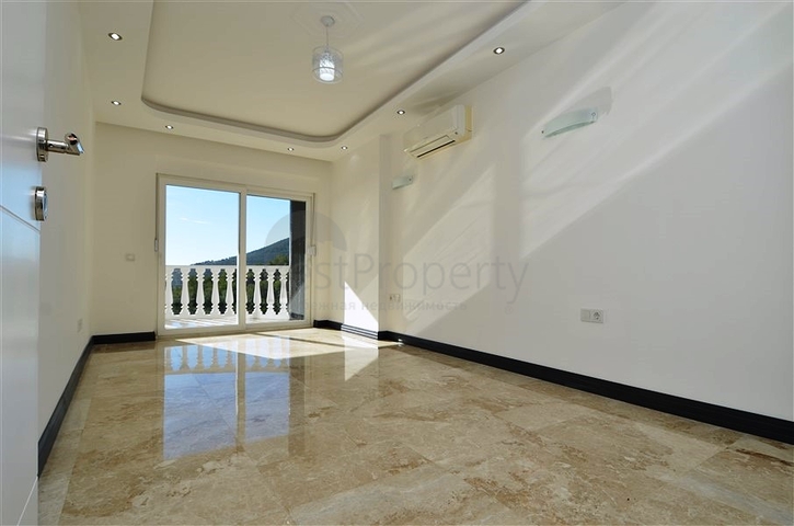 Двухэтажная вилла с видом на море в районе Тепе