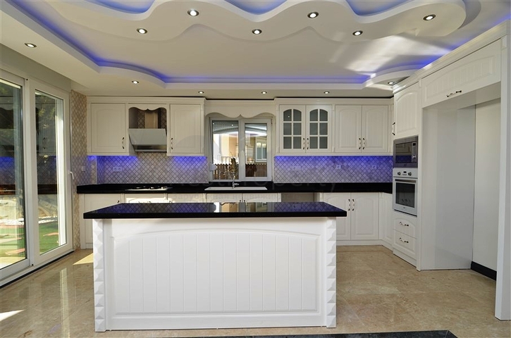 Двухэтажная вилла с видом на море в районе Тепе