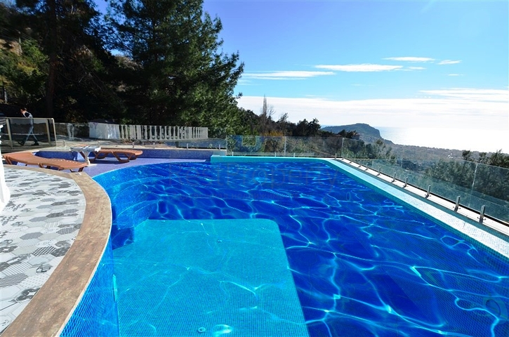 Двухэтажная вилла с видом на море в районе Тепе