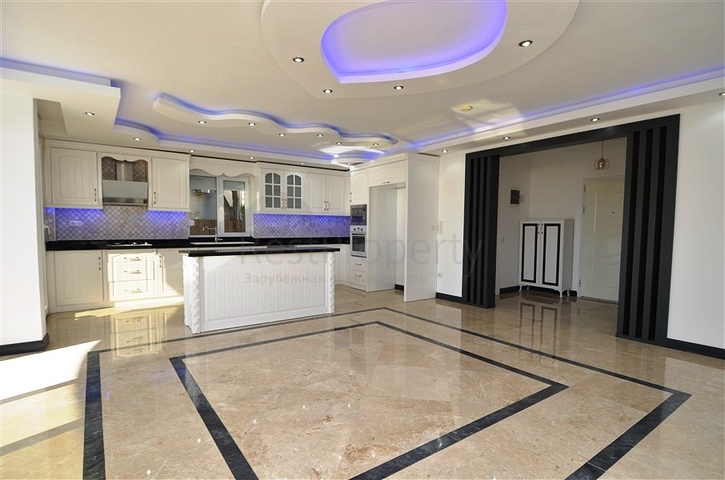 Двухэтажная вилла с видом на море в районе Тепе