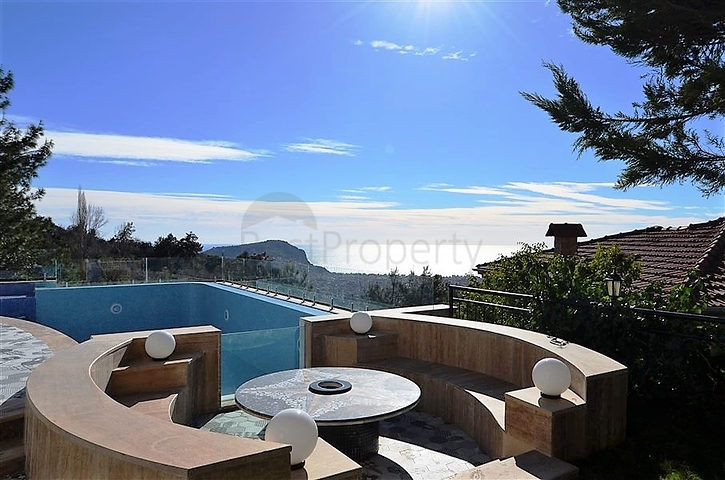 Двухэтажная вилла с видом на море в районе Тепе