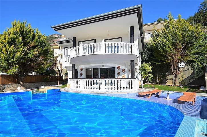 Двухэтажная вилла с видом на море в районе Тепе