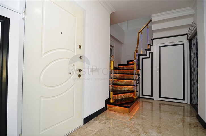 Двухэтажная вилла с видом на море в районе Тепе