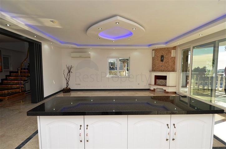 Двухэтажная вилла с видом на море в районе Тепе