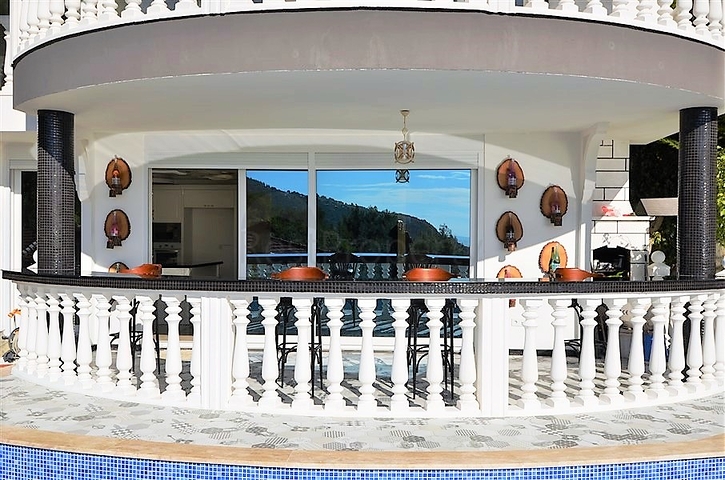 Двухэтажная вилла с видом на море в районе Тепе