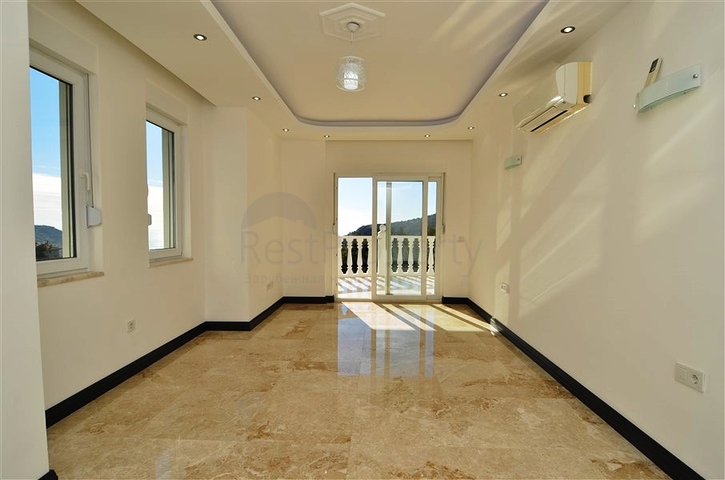 Двухэтажная вилла с видом на море в районе Тепе