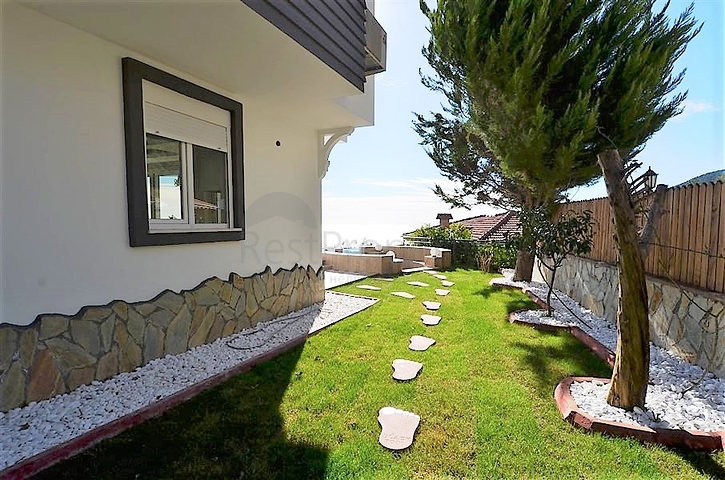 Двухэтажная вилла с видом на море в районе Тепе