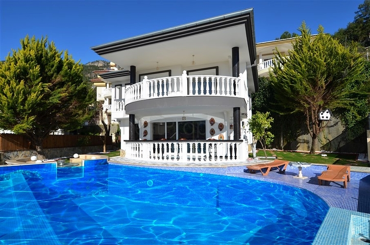 Двухэтажная вилла с видом на море в районе Тепе