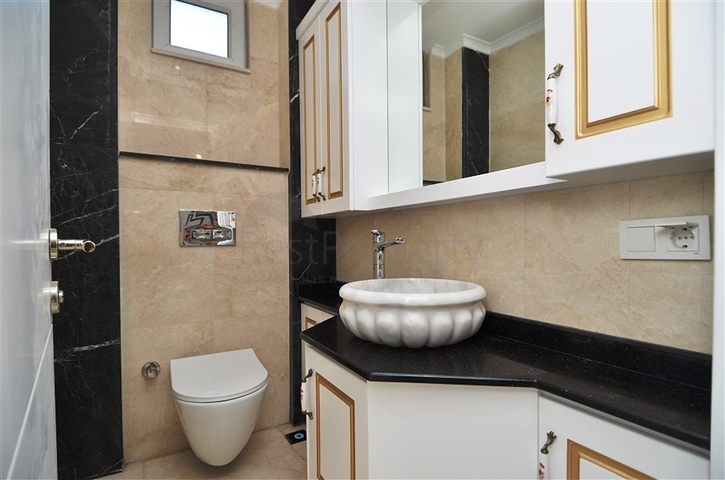 Двухэтажная вилла с видом на море в районе Тепе