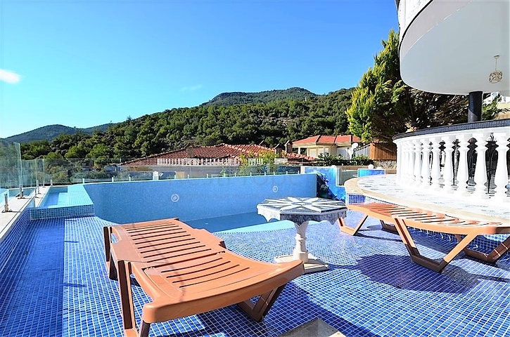 Двухэтажная вилла с видом на море в районе Тепе