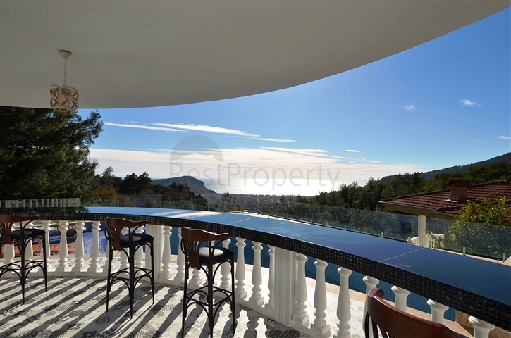 Двухэтажная вилла с видом на море в районе Тепе