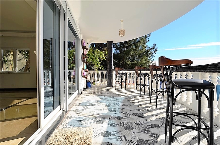 Двухэтажная вилла с видом на море в районе Тепе