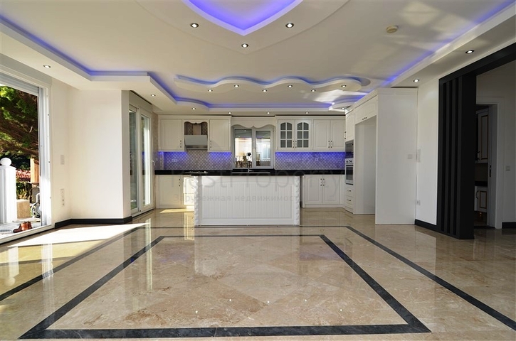 Двухэтажная вилла с видом на море в районе Тепе