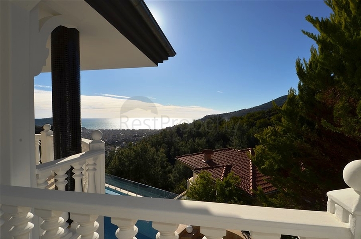 Двухэтажная вилла с видом на море в районе Тепе